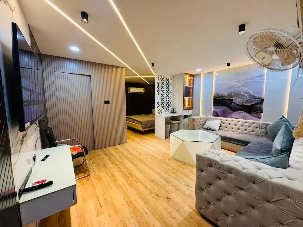 Удджайн: Home Escape Elite 1BHK Penthouse