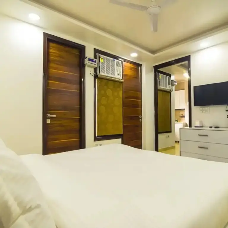 Гуруграм: Lovely 1 bhk Serviced Apartment With Balcony