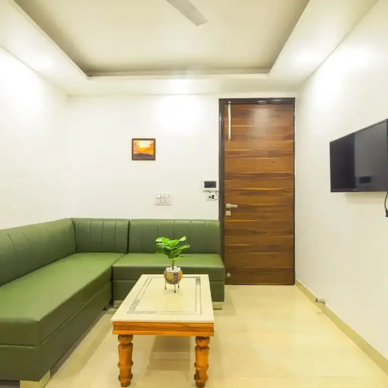 Гуруграм: Lovely 1 bhk Serviced Apartment With Balcony