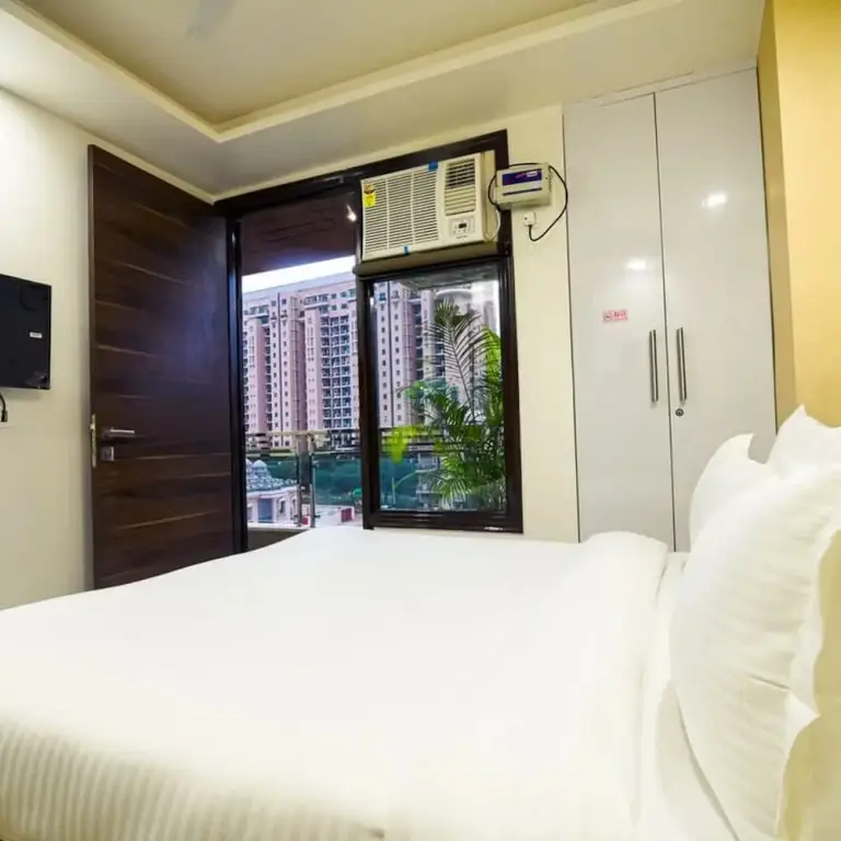Гуруграм: Relaxing 1 Bhk Service Apartment With Balcony Gym