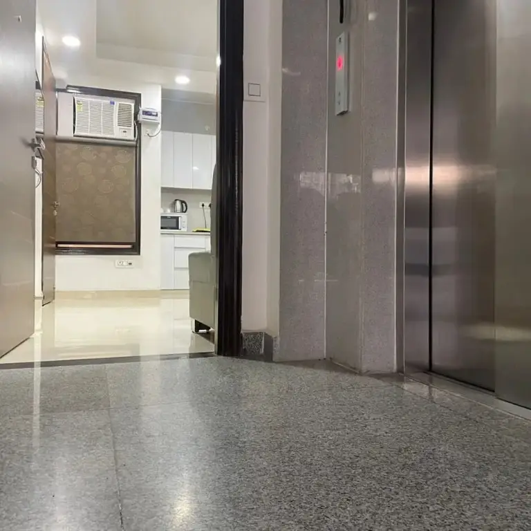 Гуруграм: Relaxing 1 Bhk Service Apartment With Balcony Gym