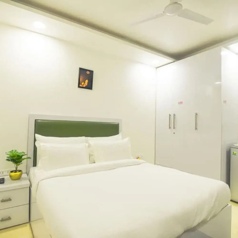 Гуруграм: Studio Apartment With Patio gym Near Global Foyer