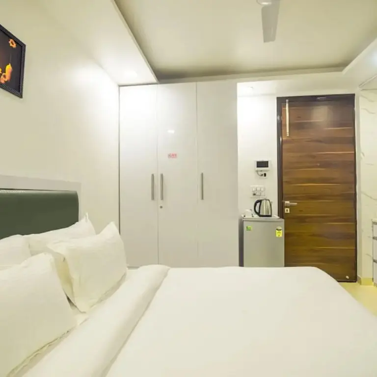 Гуруграм: Studio Apartment With Patio gym Near Global Foyer