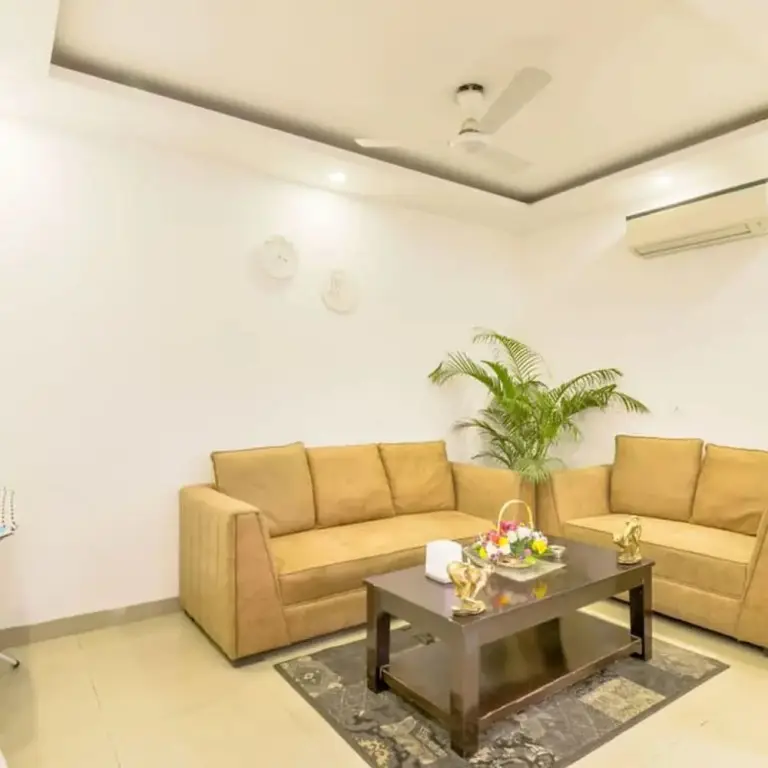 Гуруграм: Modern City Retreat 2bhk Paras Fortis Balcony