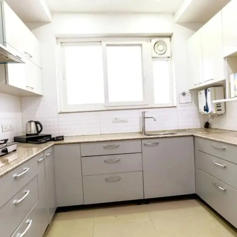 Гуруграм: Modern City Retreat 2bhk Paras Fortis Balcony
