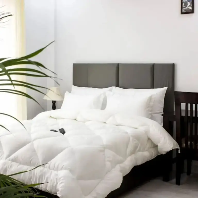 Гуруграм: Modern City Retreat 2bhk Paras Fortis Balcony