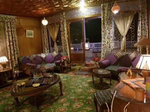 Шринагар: Houseboat Haifa