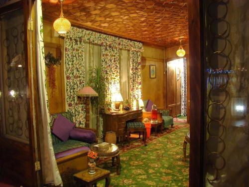 Шринагар: Houseboat Haifa