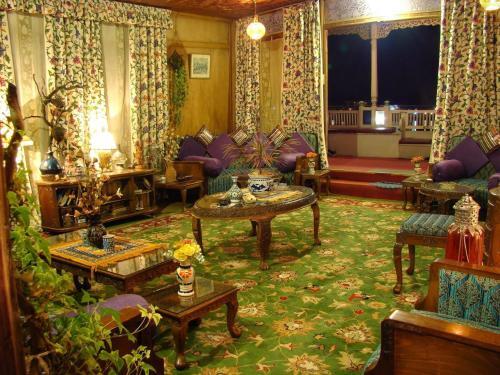 Шринагар: Houseboat Haifa