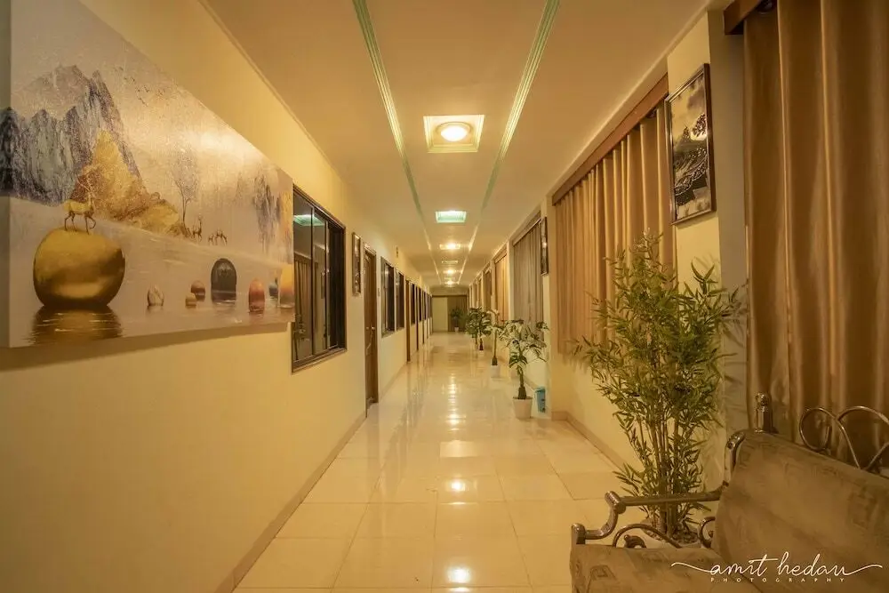 Бхудж: Hotel Dollor