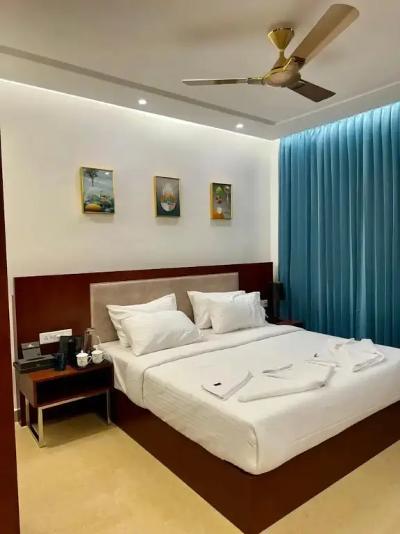 Нагоре: Le Royale Palace