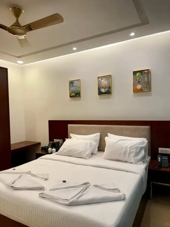 Нагоре: Le Royale Palace