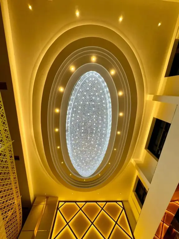 Нагоре: Le Royale Palace