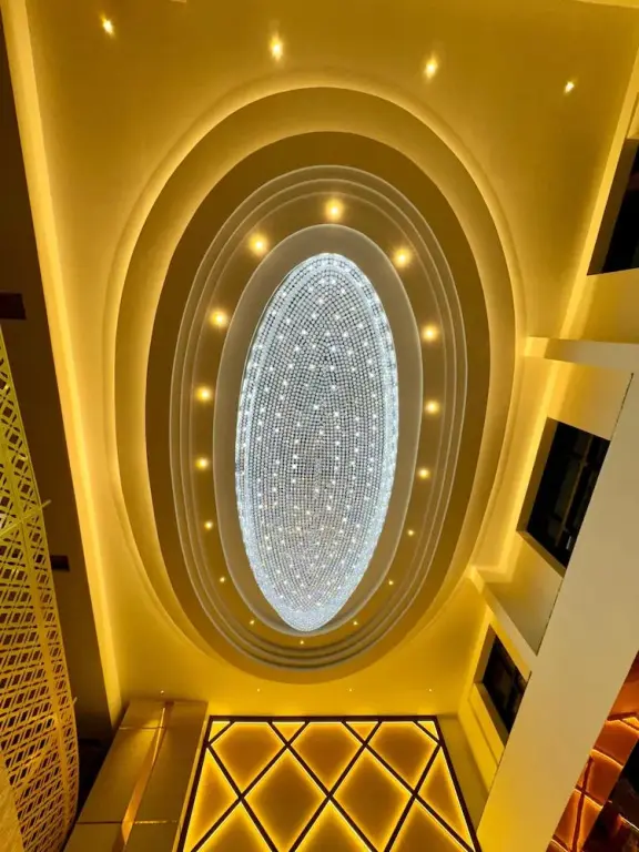 Нагоре: Le Royale Palace