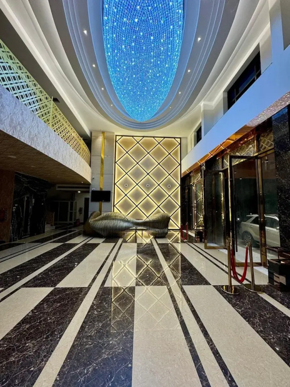 Нагоре: Le Royale Palace