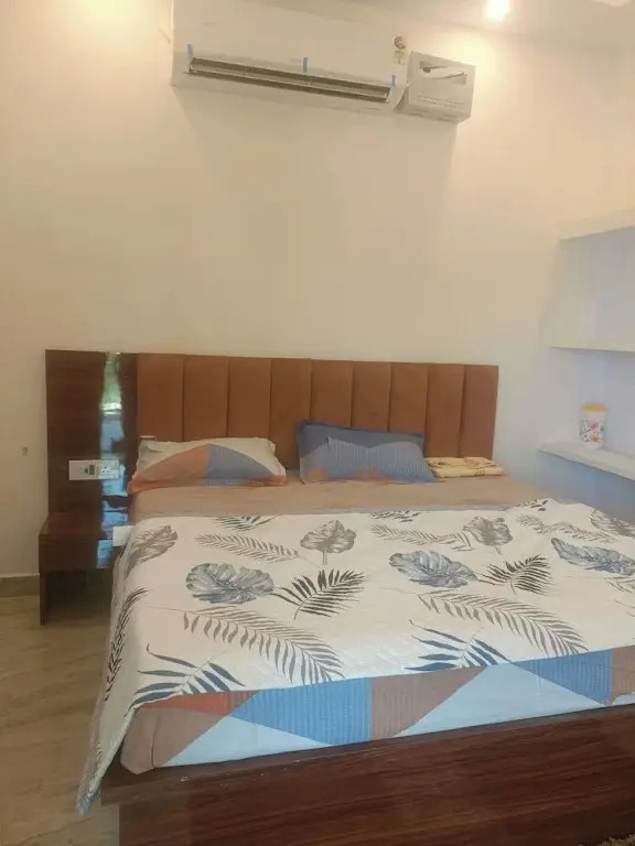 Файзабад: Madhur Kunj Guest House Pick and Drop