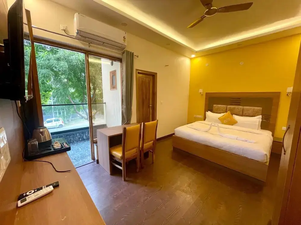 Нойда: Lime Tree Hotel & One BHK Serviced Apartment - Noida Sector 50 Metro