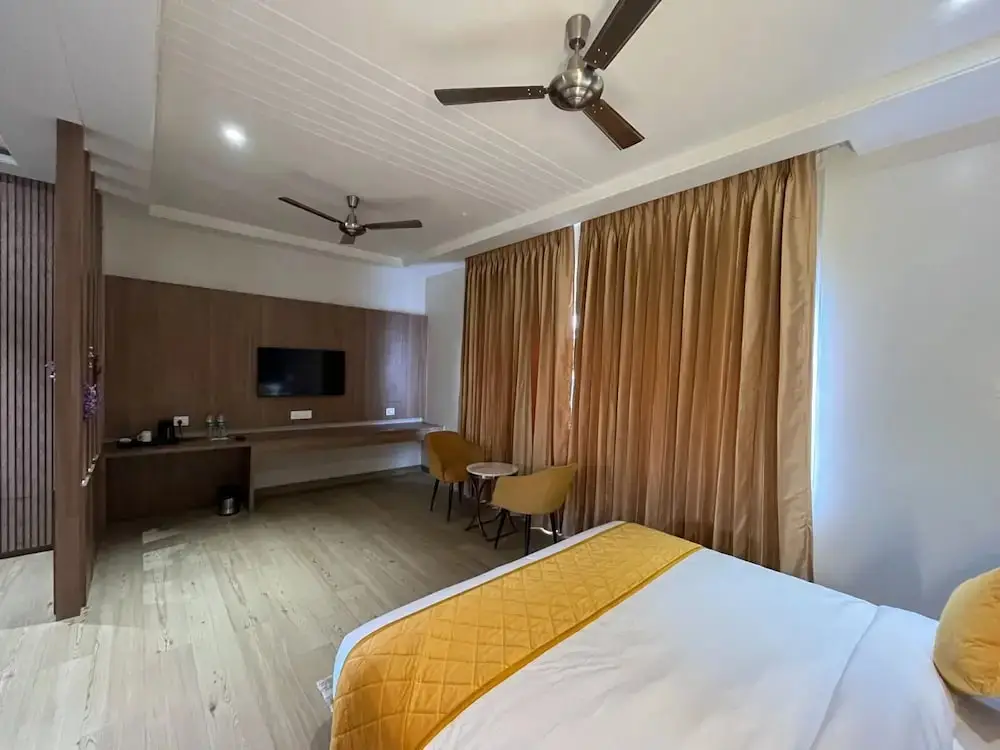 Вриндаван: Hotel Three Seasons
