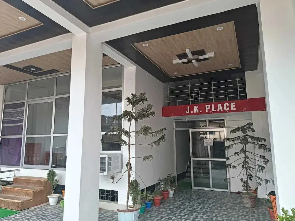 J K Palace — фото 1