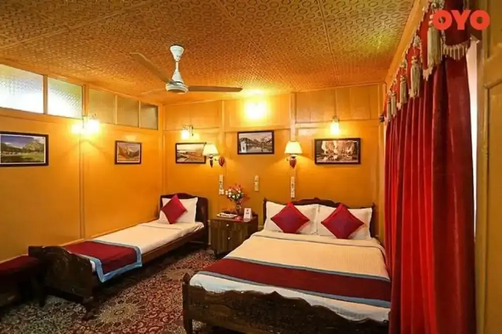 Шринагар: Kings Paradise Houseboat
