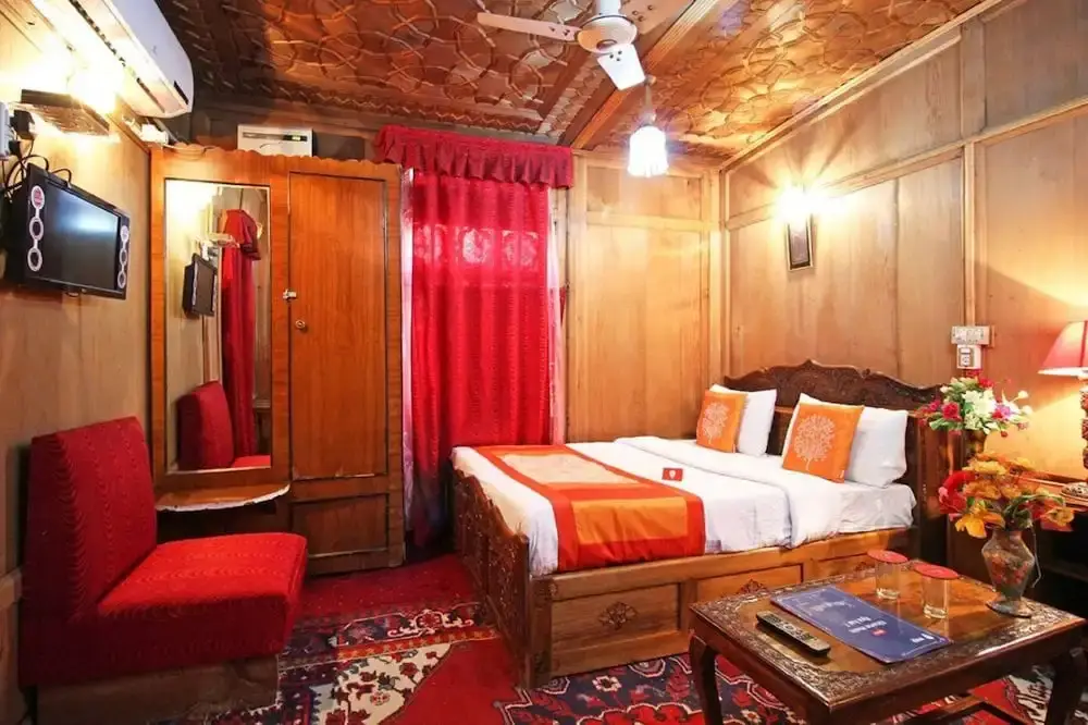Шринагар: Kings Paradise Houseboat