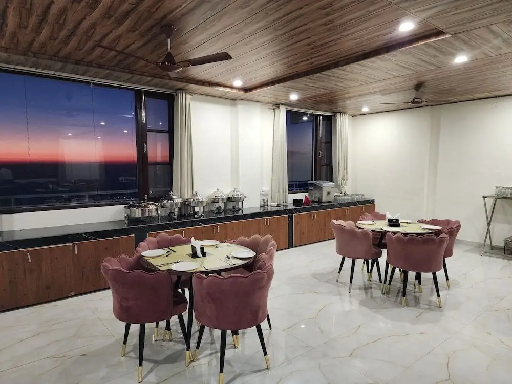 Джариана: Him Hilton Luxury Hotel