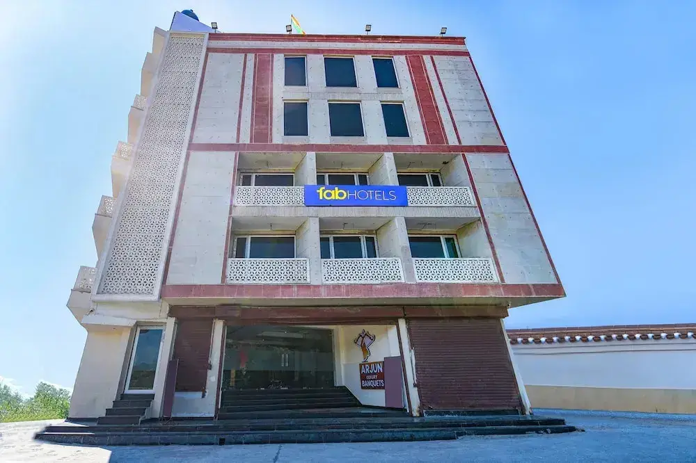 Fabhotel Prime Arjun Luxury Rooms Near Yashobhoomi — фото 1