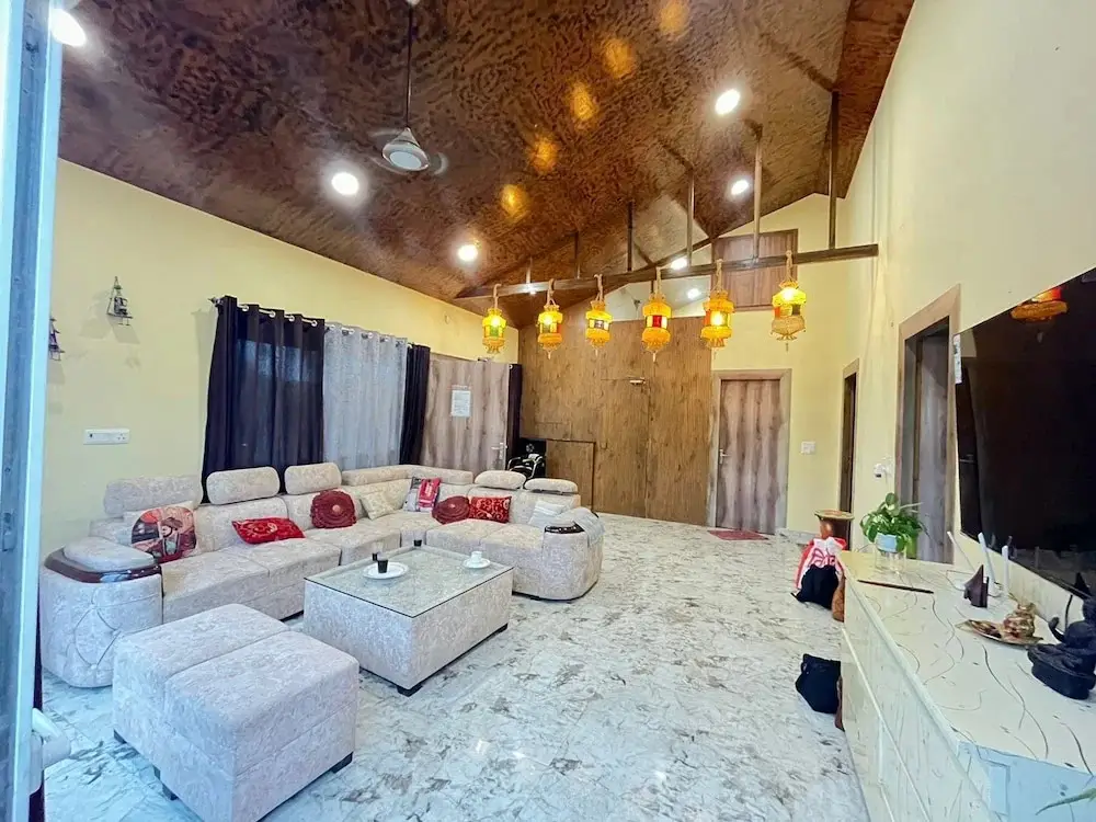 Большая Нойда: GoBravo 37 - 2Bhk Farm with Pool & Garden Sec150 Noida
