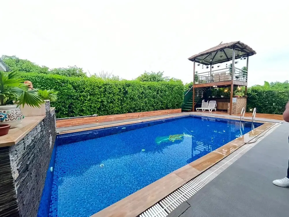 Большая Нойда: GoBravo 37 - 2Bhk Farm with Pool & Garden Sec150 Noida