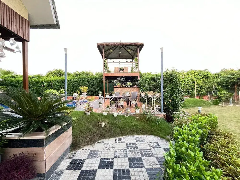 Большая Нойда: GoBravo 37 - 2Bhk Farm with Pool & Garden Sec150 Noida