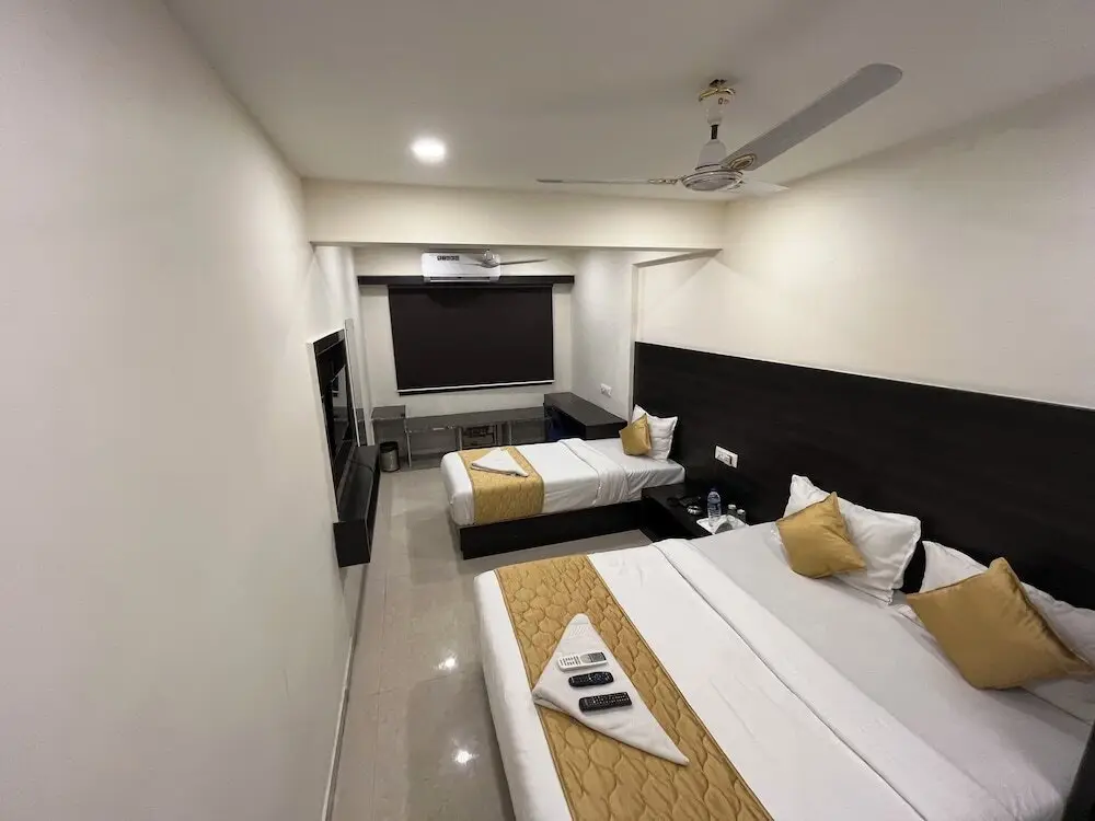 Мумбаи: Hotel Wind Flower Regency - Near Kokilaben Hospital