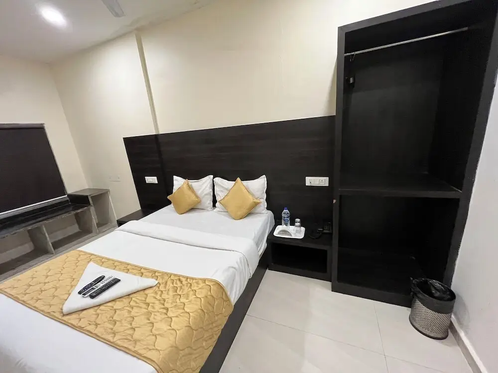 Мумбаи: Hotel Wind Flower Regency - Near Kokilaben Hospital