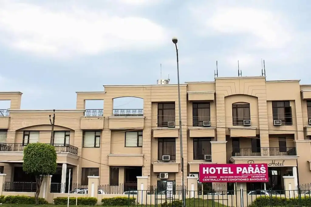 Hotel Paras — фото 1