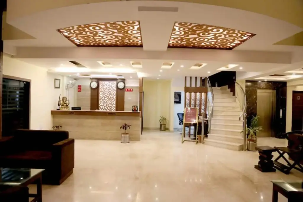 Зиракпур: Hotel Paras