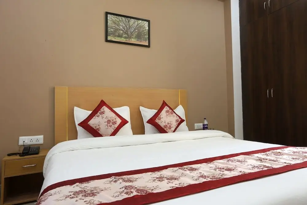 Нойда: Hotel Surya Palace
