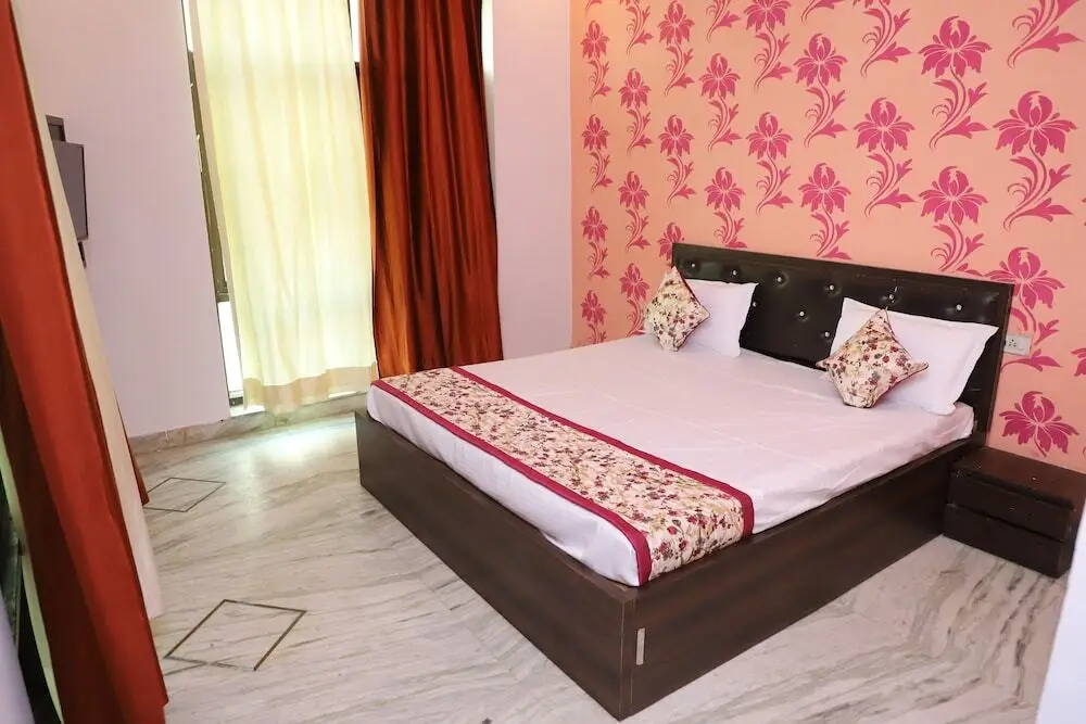 Лакхнау: Hotel Axiom Prime
