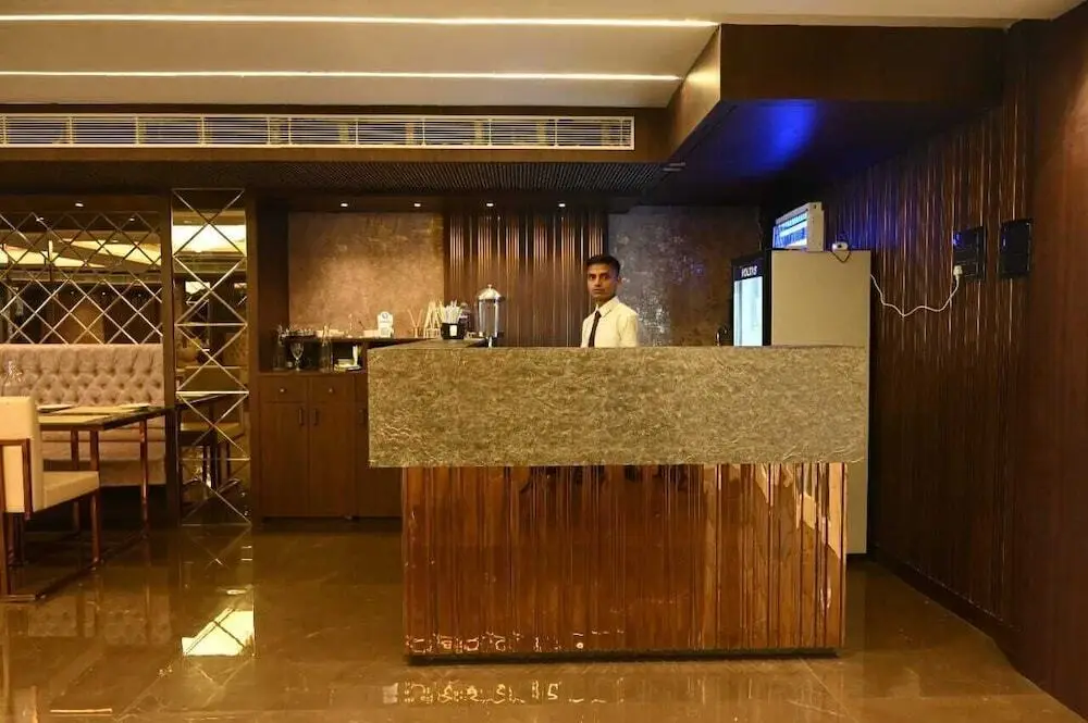 KS Square Hotel and Banquets — фото 1