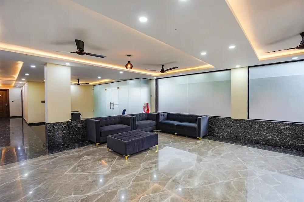 Большая Нойда: Fabhotel White Elephant