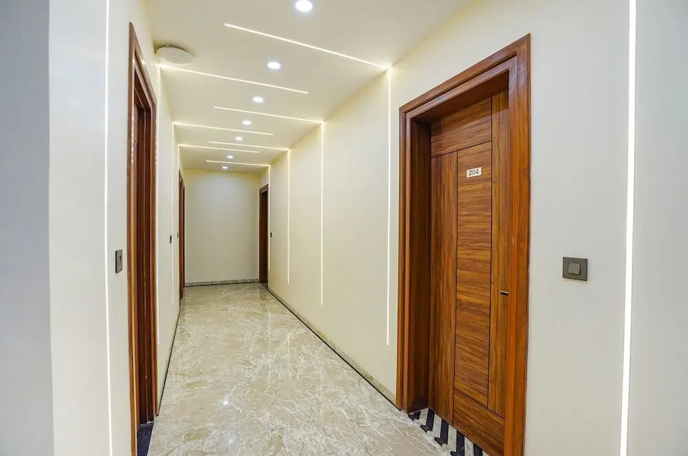 Большая Нойда: Fabhotel White Elephant