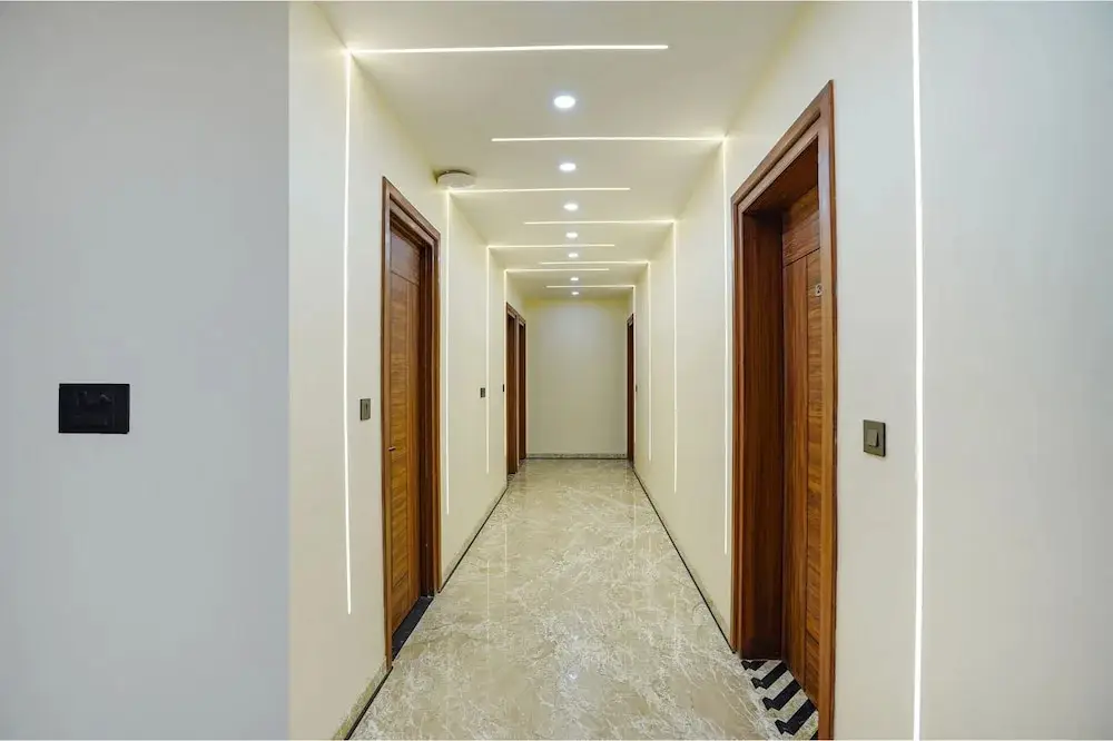Большая Нойда: Fabhotel White Elephant