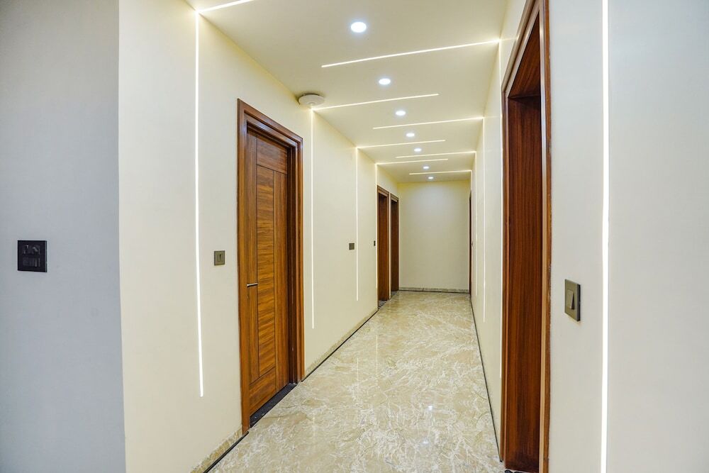 Большая Нойда: Fabhotel White Elephant
