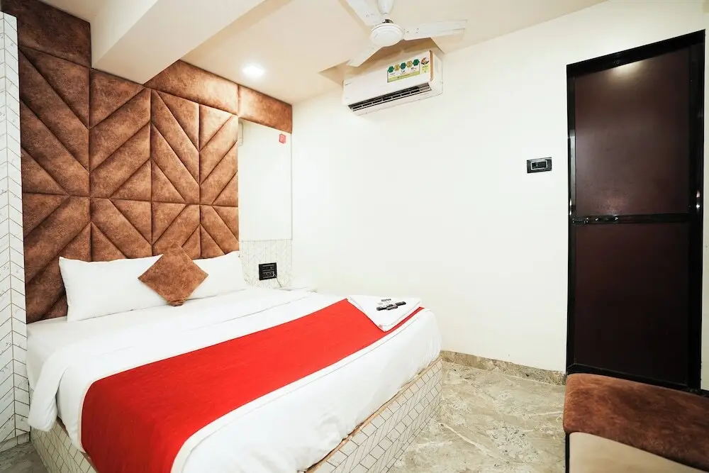 Hotel Versova Inn — фото 1