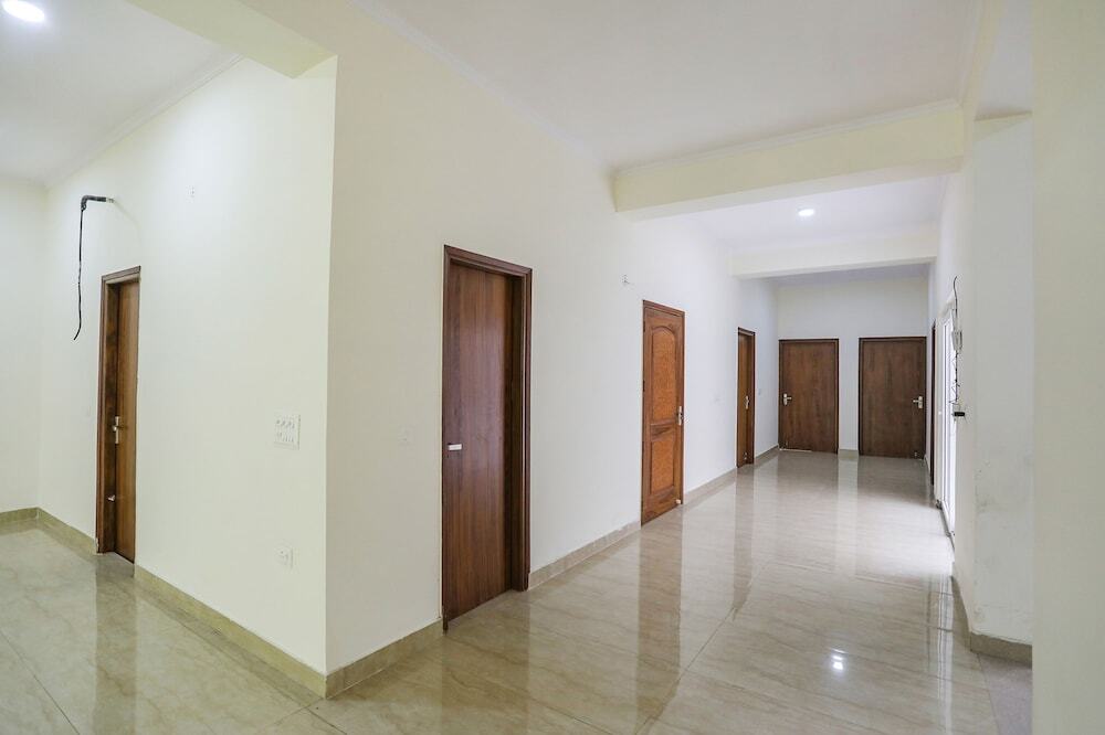 Нойда: Fabhotel Grihum
