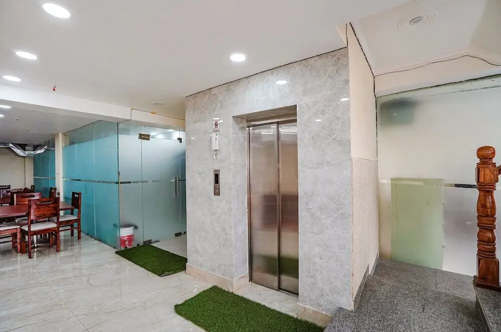 Нойда: Fabhotel Ada Residency