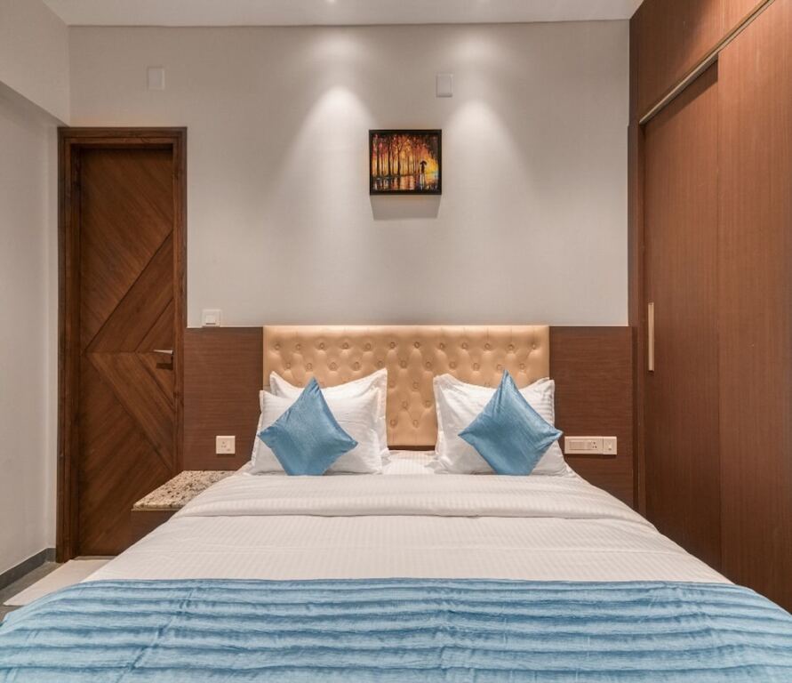 Соманур: J Square Inn