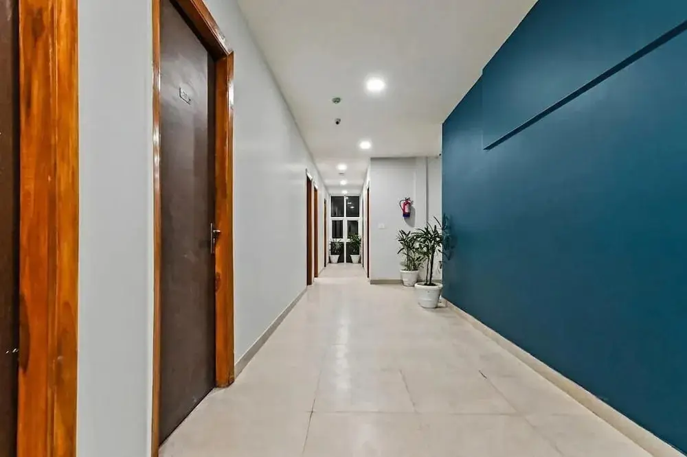 Hotel Silver Saffron Peeragarhi — фото 1