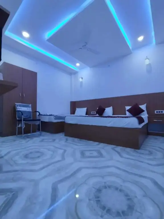 Айодхья: The Nirmala palace
