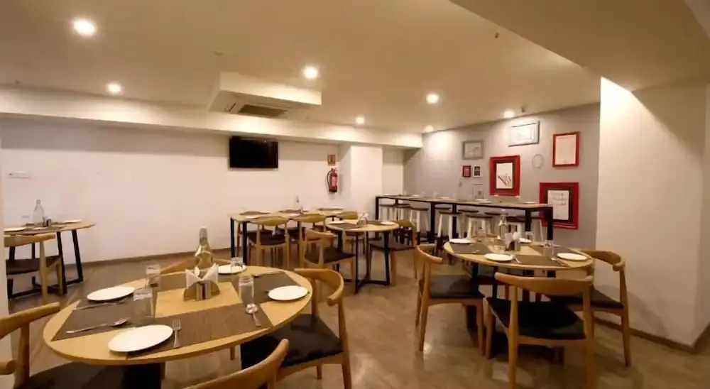 Гандхинагар: Crayon Hotels