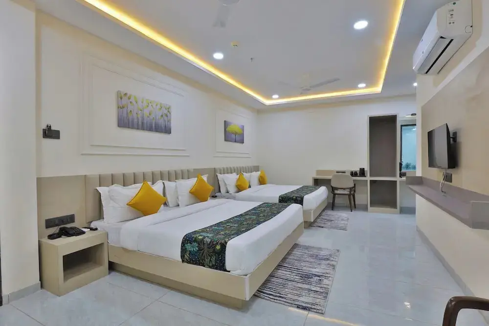 Ананд: Hotel The Grand Radhey