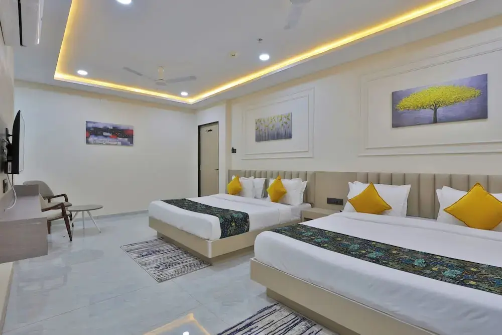 Ананд: Hotel The Grand Radhey